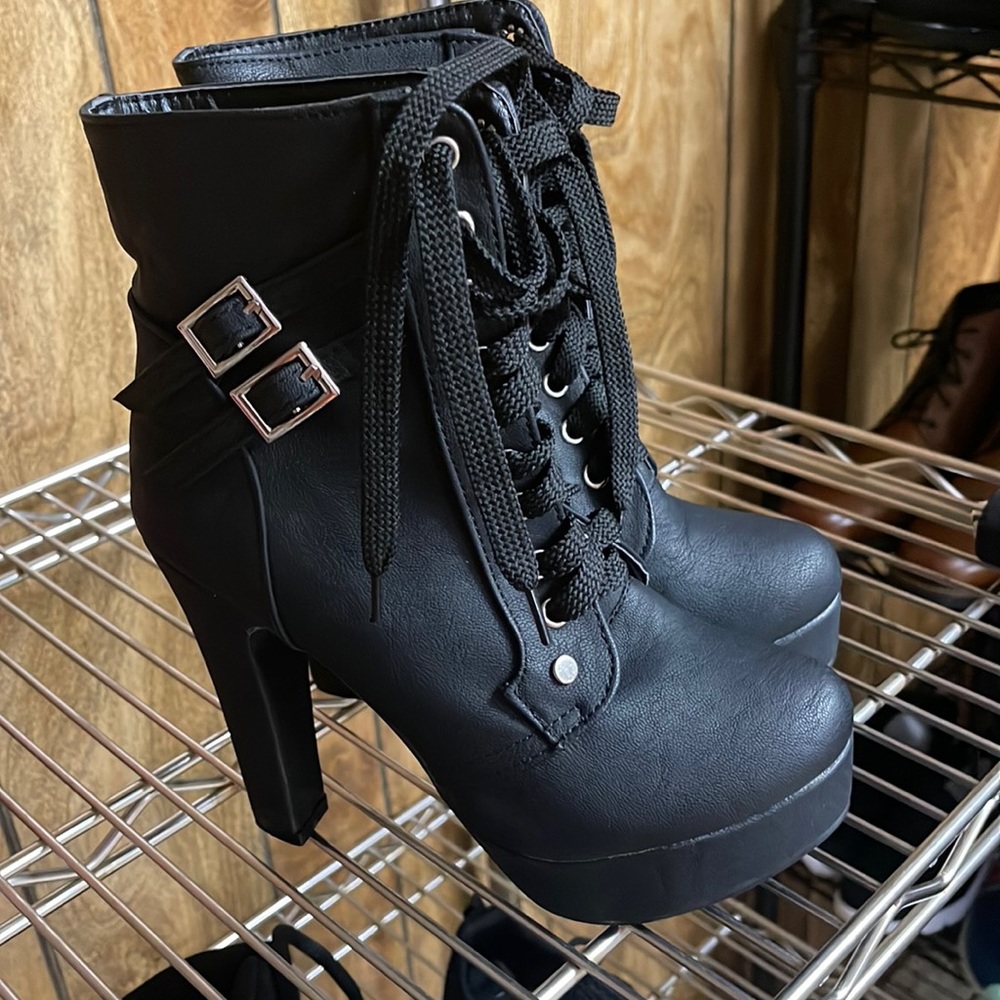 Offbrand lace up heel size size 6 brand new